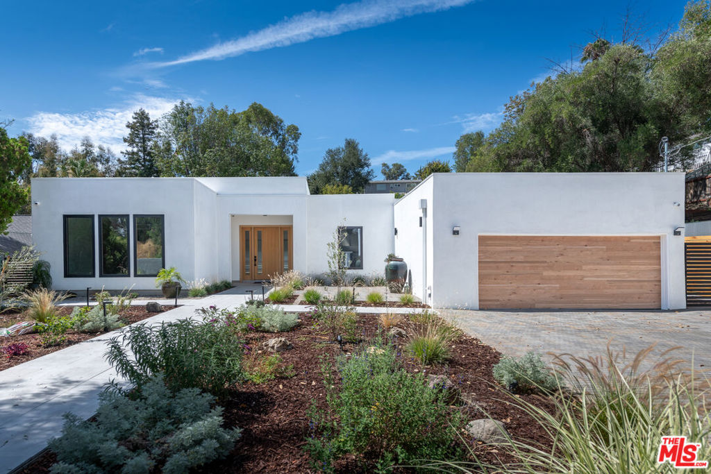23346 Calvert Street — Modern