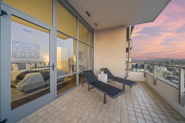 550 Front St, San Diego CA: https://media.crmls.org/mediaz/7df179fe-532d-421d-aad5-3f273a97c5cf.jpg