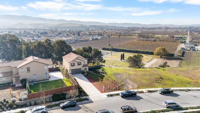 390 Tanoak Street, Hollister CA: https://media.crmls.org/mediaz/7df1ff46-a537-4168-a4e6-619a5c9de8c1.jpg