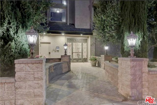 439 N Doheny Drive, Beverly Hills CA: https://media.crmls.org/mediaz/7df285fb-66ee-42de-ae36-0ec32edb1483.jpg