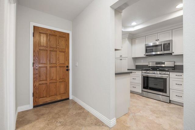 Detail Gallery Image 4 of 35 For 750 Breeze Hill Rd #110,  Vista,  CA 92081 - 2 Beds | 2/1 Baths