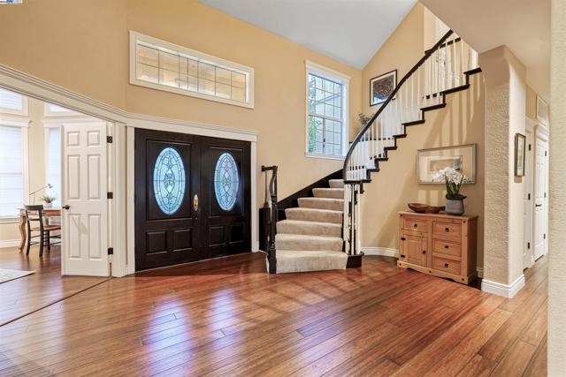 729 Montevino Dr, Pleasanton CA: https://media.crmls.org/mediaz/7df39334-560c-4d88-86c6-a33a9b915bc8.jpg