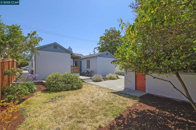 909 Elm St, El Cerrito CA: https://media.crmls.org/mediaz/7df3bf2e-90cf-4e89-a6f9-4ac31e41d709.jpg