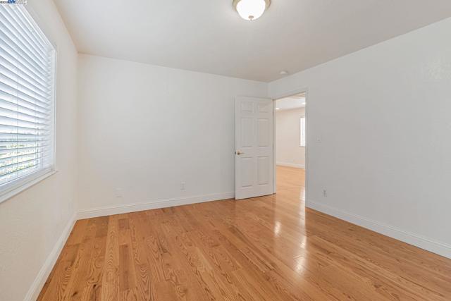 2940 Somerset Ave, Castro Valley CA: https://media.crmls.org/mediaz/7df3f18c-d6fb-4d15-a01a-e7e59d8b18a7.jpg