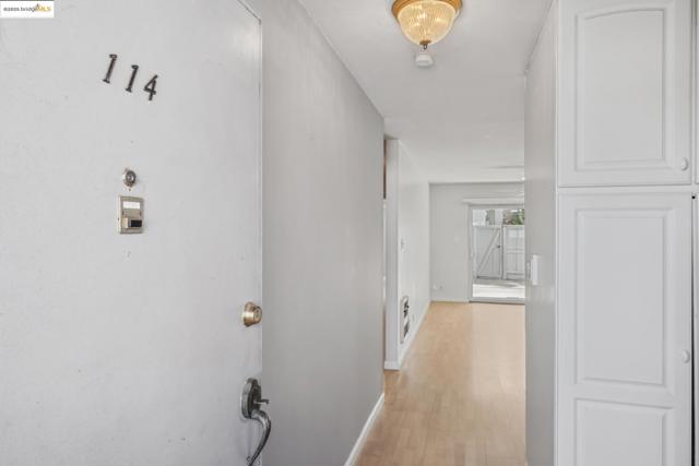 325 Kitty Hawk Rd, Alameda CA: https://media.crmls.org/mediaz/7df40085-4233-4844-b2ef-7dc0e49074f3.jpg