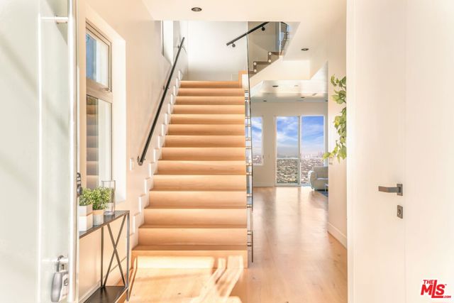 1610 Viewmont Drive, Los Angeles CA: https://media.crmls.org/mediaz/7df48240-e62d-46fe-bed8-fd590936cca3.jpg