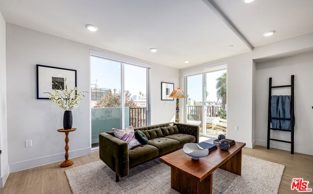 707 S Berendo Street #204