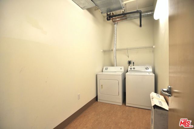 1111 S Grand Avenue, Los Angeles CA: https://media.crmls.org/mediaz/7df4db21-b76d-4db0-8656-cfd2621b7674.jpg