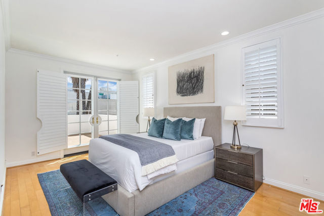 107 N Doheny Drive, Beverly Hills CA: https://media.crmls.org/mediaz/7df51848-1067-4c56-a0a0-5186bc4a94ac.jpg