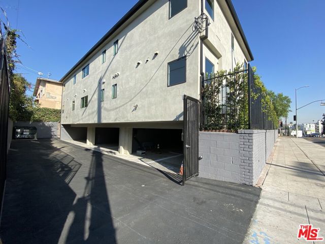 3207 W 3rd Street, Los Angeles CA: https://media.crmls.org/mediaz/7df51ab7-fddd-4e97-a578-d2a07870c38e.jpg