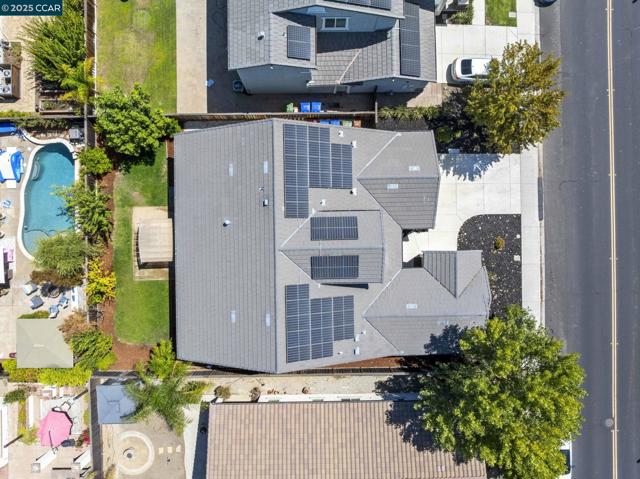 951 Dainty Avenue, Brentwood CA: https://media.crmls.org/mediaz/7df57cf7-2b2d-404c-9faf-cf9c8d5a6494.jpg