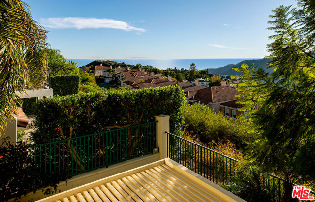 16724 Calle Arbolada, Pacific Palisades CA: https://media.crmls.org/mediaz/7df5d5ec-5112-40a3-a842-9d12c2c18bd5.jpg