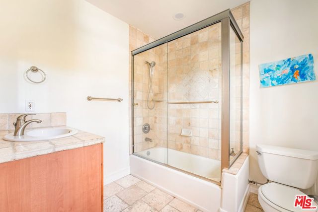 3942 Glenridge Drive, Sherman Oaks CA: https://media.crmls.org/mediaz/7df725a0-edfc-4eda-a385-9342e197add1.jpg