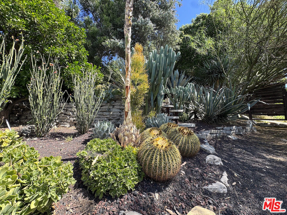 https://media.crmls.org/mediaz/7df73255-eb68-4753-bdd8-6a3282f3ac62.jpg?preset=X-Large