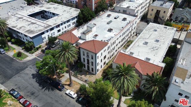 2910 Leeward Avenue, Los Angeles CA: https://media.crmls.org/mediaz/7df77a86-1fe4-44ba-9a2d-56c1f57d8d04.jpg