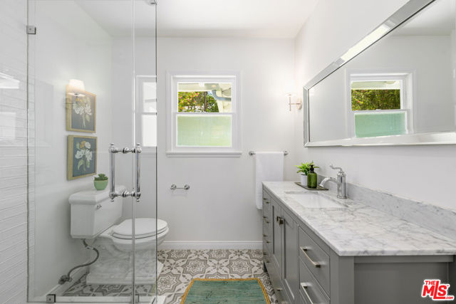 3856 Hayvenhurst Avenue, Encino CA: https://media.crmls.org/mediaz/7df957e1-76ad-4381-bf6e-9b35fbd06d68.jpg