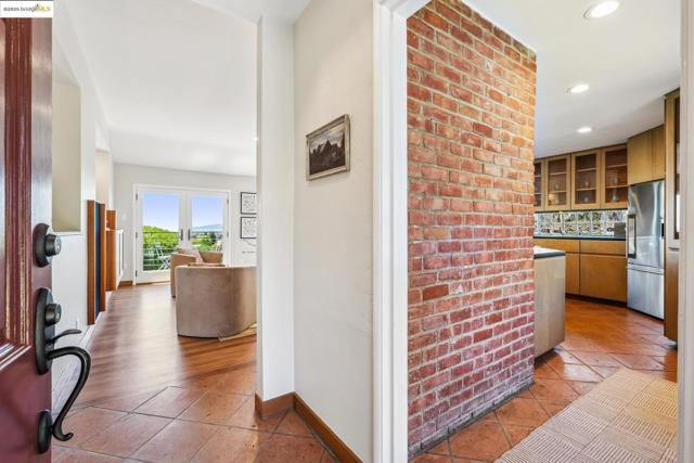 917 Avis Dr, El Cerrito CA: https://media.crmls.org/mediaz/7df9dc52-21bc-4a08-91ea-072e30ec9321.jpg