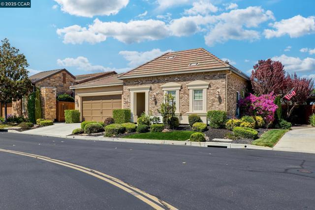 1681 Gamay Ln, Brentwood CA: https://media.crmls.org/mediaz/7dfa152e-7c98-4bb7-bae7-710a16cc88f0.jpg