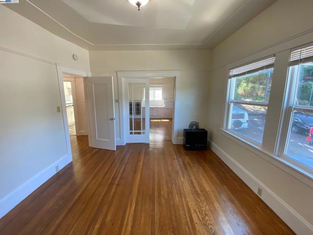 2004 Park Blvd, Oakland CA: https://media.crmls.org/mediaz/7dfa5470-17aa-450c-a93a-adbc0df4b492.jpg
