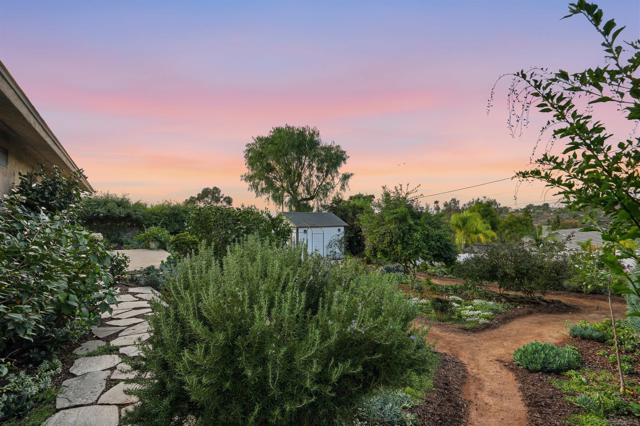 109 Scenic Dr, El Cajon CA: https://media.crmls.org/mediaz/7dfaa468-7bec-45e0-a777-4622e868d40d.jpg