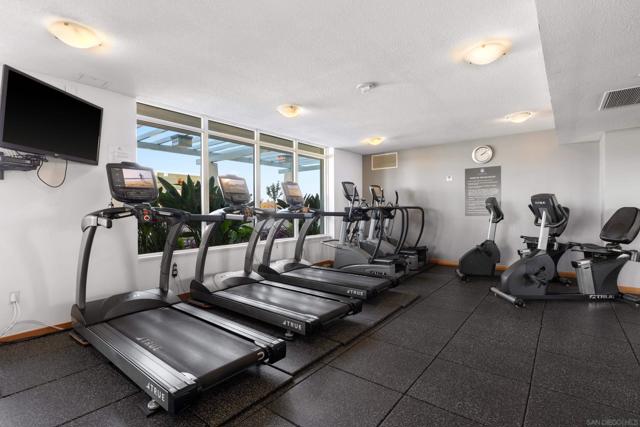 850 Beech St, San Diego CA: https://media.crmls.org/mediaz/7dfb0e68-5577-4bdd-9722-7afa19baddc5.jpg
