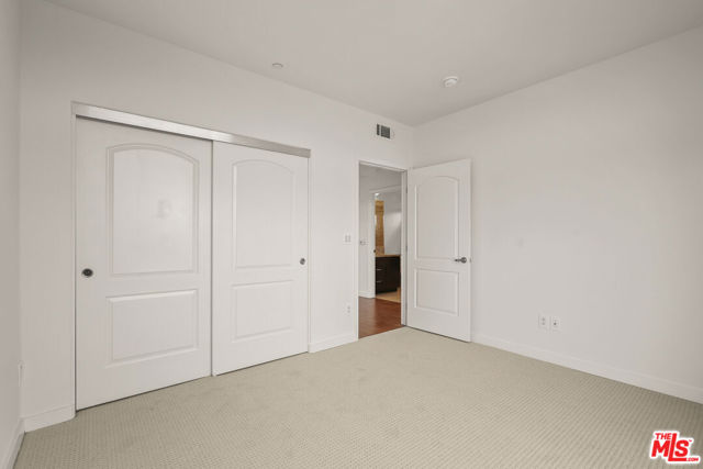 401 N Serrano Avenue, Los Angeles CA: https://media.crmls.org/mediaz/7dfb3b9b-328b-417d-9f18-601951021d8e.jpg