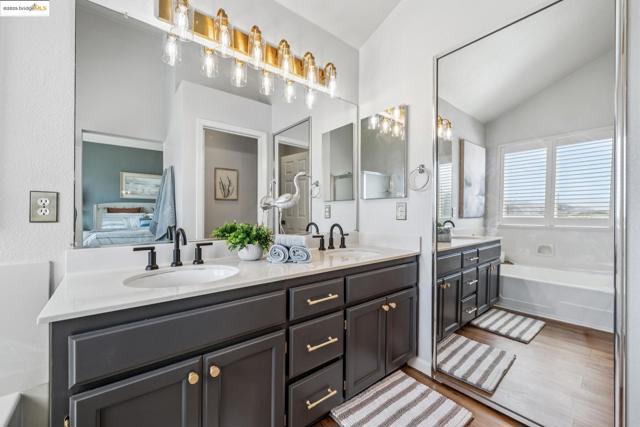 3 Harbor View Dr, Richmond CA: https://media.crmls.org/mediaz/7dfb42e8-132f-46c2-bc29-08a1c3bbcde4.jpg