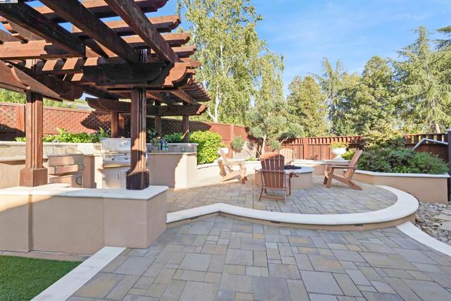 3211 Harvey Ct, Pleasanton CA: https://media.crmls.org/mediaz/7dfb984f-b1cb-448d-89b4-9125f9ac51ef.jpg