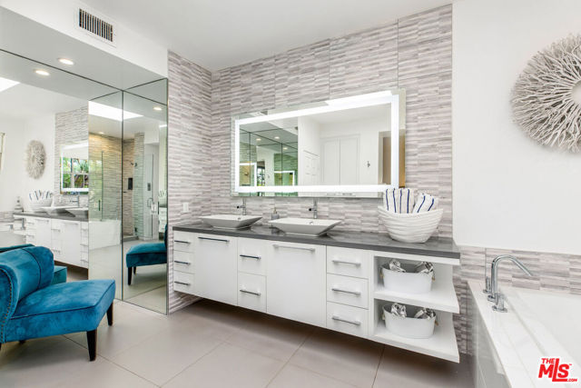 4342 Redwood Avenue, Marina del Rey CA: https://media.crmls.org/mediaz/7dfb9989-fed9-4f63-aafc-040492b3fd9e.jpg