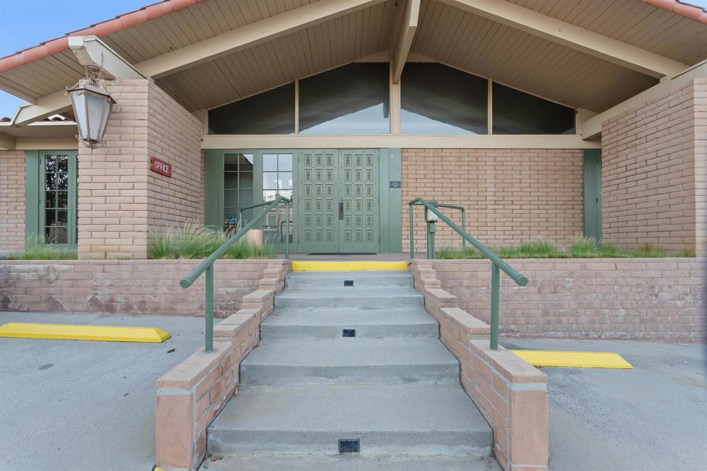 https://media.crmls.org/mediaz/7dfbd5b1-1e38-434f-aade-fab76d52b38d.jpg?preset=X-Large