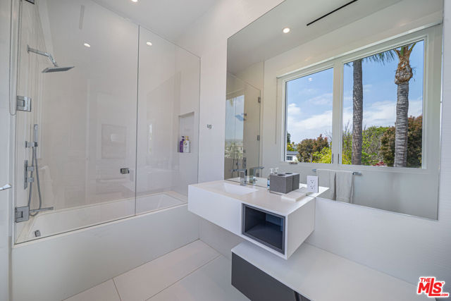 511 N Rexford Drive, Beverly Hills CA: https://media.crmls.org/mediaz/7dfc9a52-bd30-4dc1-9d49-ce46d308da9f.jpg