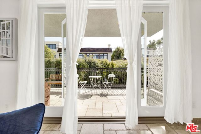 11952 Montana Avenue, Los Angeles CA: https://media.crmls.org/mediaz/7dfcd997-dd6b-4cbb-93f2-4e0e3eca6eda.jpg