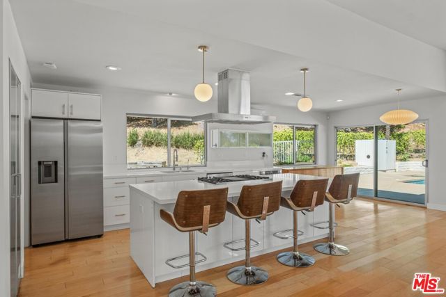 4207 Michelangelo Avenue, Woodland Hills CA: https://media.crmls.org/mediaz/7dfdca98-7efb-4a47-8024-2238547653dc.jpg