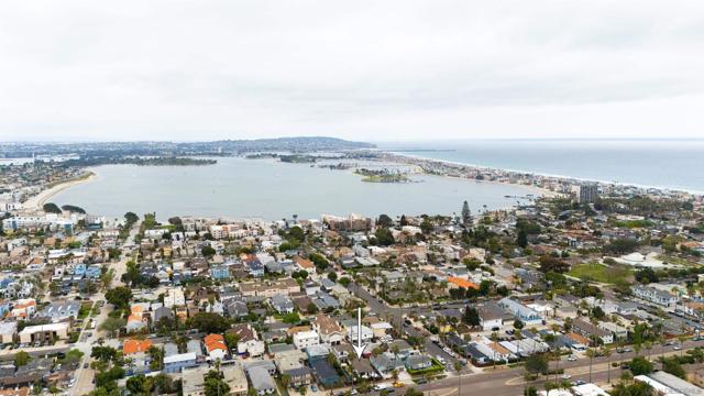 1215 17 Grand Ave, San Diego CA: https://media.crmls.org/mediaz/7dfe96cc-aa02-491c-a6b4-c5668f219e73.jpg