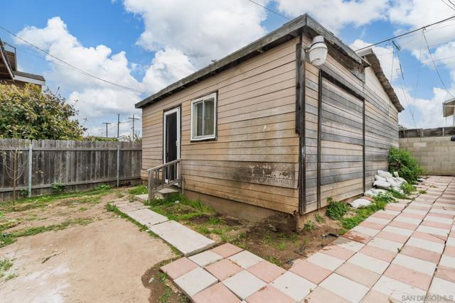 2925 Franklin Ave, San Diego CA: https://media.crmls.org/mediaz/7dfed4c5-067b-4b94-8337-54965e9de062.jpg