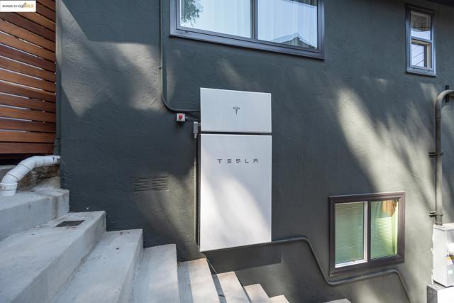 5646 Thornhill Dr, Oakland CA: https://media.crmls.org/mediaz/7dffb530-09a6-4605-97ec-e762b698b232.jpg