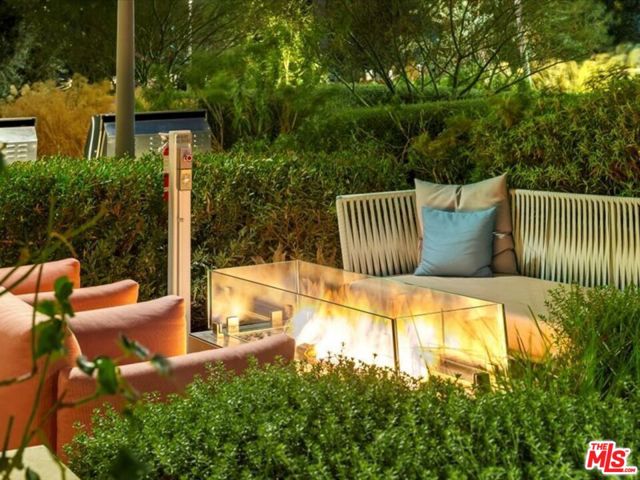877 Francisco Street, Los Angeles CA: https://media.crmls.org/mediaz/7e0088a9-03b7-4183-b75c-de46c4fbd06c.jpg