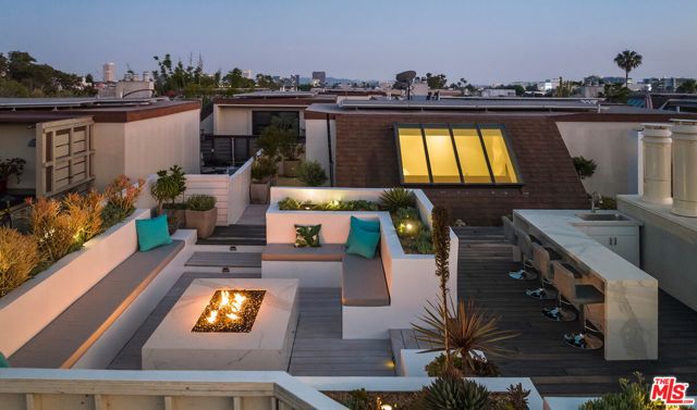 851 N Kings Road, West Hollywood CA: https://media.crmls.org/mediaz/7e014a7e-4ead-428a-879a-6cdb7b973814.jpg