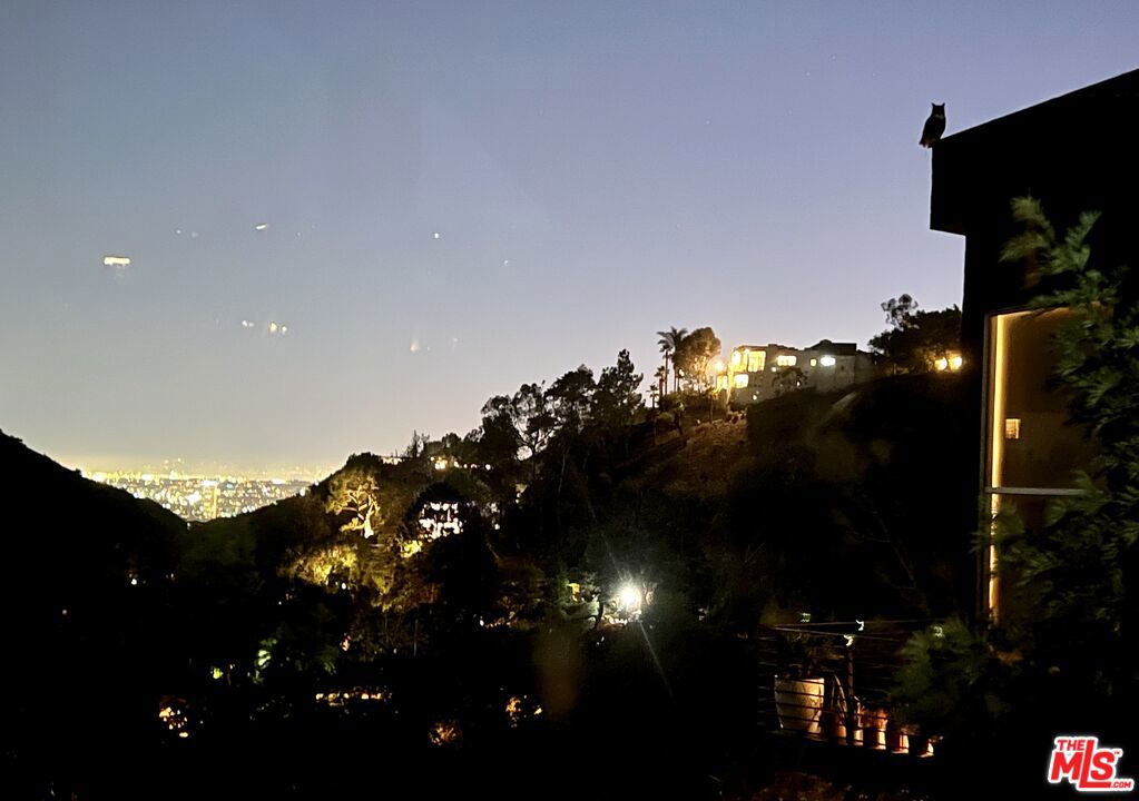 https://media.crmls.org/mediaz/7e037626-6fb7-4f49-b0b3-b35cda3edc91.jpg?preset=X-Large