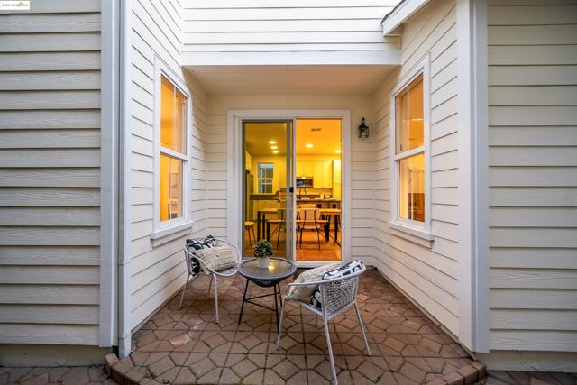 1165 Cottage Ln, Hercules CA: https://media.crmls.org/mediaz/7e048160-93d1-446b-a18b-37929c717665.jpg