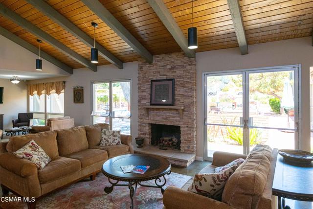 460 Arbor Lane Court, Thousand Oaks CA: https://media.crmls.org/mediaz/7e04edc4-3fbb-4e61-a9e0-e0f3b95bdf7b.jpg