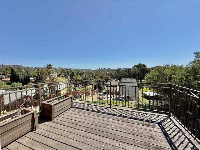 3669 Calavo Dr, Spring Valley CA: https://media.crmls.org/mediaz/7e05466d-548a-4e86-a788-0c6539e1698f.jpg