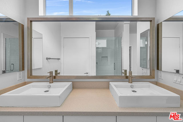 5633 Observation Lane, Los Angeles CA: https://media.crmls.org/mediaz/7e05aab1-70f3-449b-8438-6871008b41fe.jpg