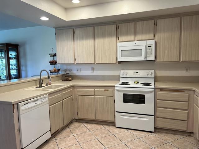 Detail Gallery Image 5 of 15 For 4710 Birchwood Cir, Carlsbad,  CA 92008 - 3 Beds | 2/1 Baths