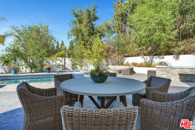 19633 Wells Drive, Tarzana CA: https://media.crmls.org/mediaz/7e05c986-caeb-4078-b1ae-277a053a91e5.jpg