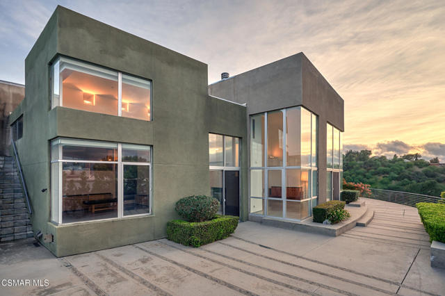3681 Alomar Drive, Sherman Oaks CA: https://media.crmls.org/mediaz/7e05d098-8057-4d97-b4df-90171351423e.jpg