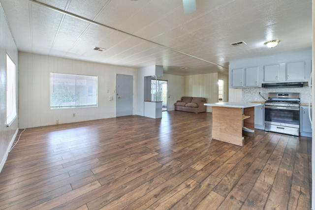 14777 Palm Drive, Desert Hot Springs CA: https://media.crmls.org/mediaz/7e07eb12-cb40-4b6c-9589-ce774582d605.jpg