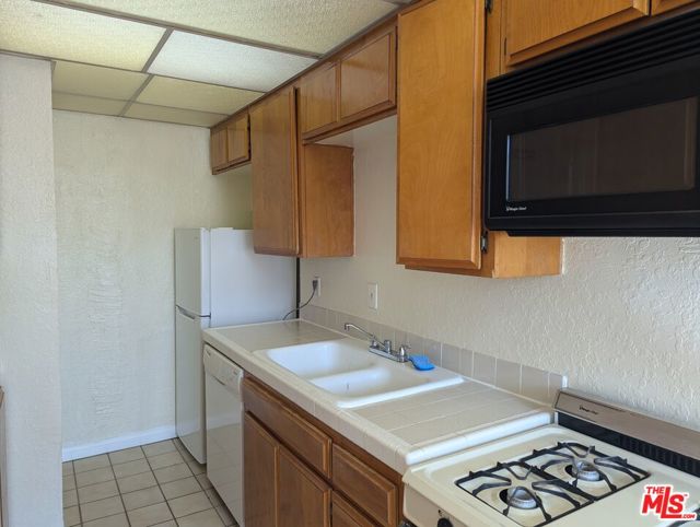 5640 Franklin Avenue, Los Angeles CA: https://media.crmls.org/mediaz/7e09f24c-846d-43fc-90f7-d85ac941d690.jpg