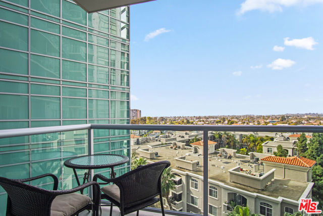 13700 Marina Pointe Drive, Marina del Rey CA: https://media.crmls.org/mediaz/7e09f9a8-95ea-4293-b5c4-8bbbdb21908b.jpg