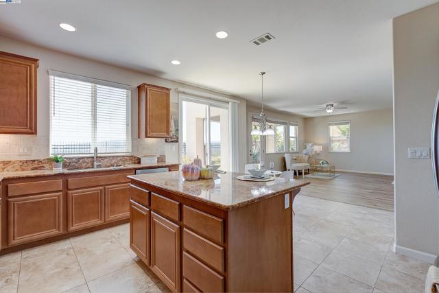 2528 AMANTEA WAY, Dublin CA: https://media.crmls.org/mediaz/7e0a1f47-2ad8-49b9-b070-3a5b46dae4ed.jpg